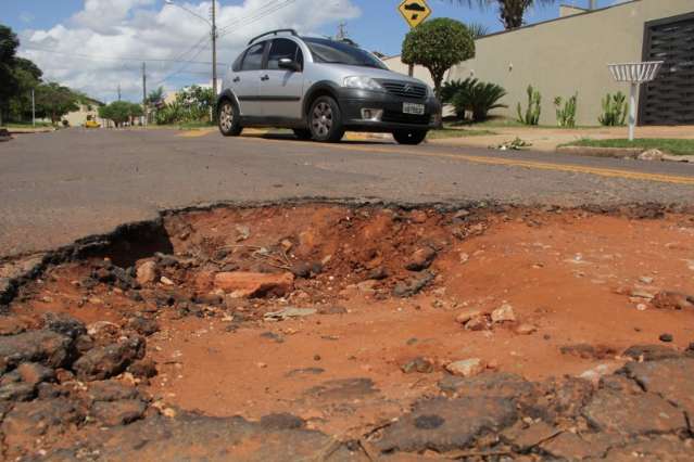 Chuva abre buracos rec&eacute;m-tapados e condutores voltam a ter &quot;dias de azar&quot;