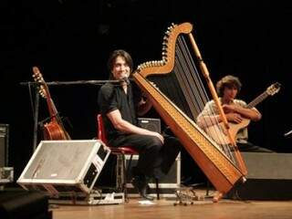 Marcelo Loureiro encantou o público no violão, na viola e na harpa. (Foto: Elverson Cardozo)