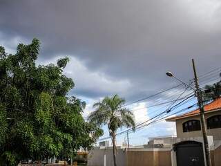 Nuvens carregadas na tarde deste domingo, em Campo Grande. (Foto: Marina Pacheco). 