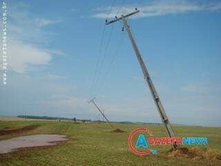 Vento entortou postes da energia elétrica. (Foto: Vilson Nascimento)