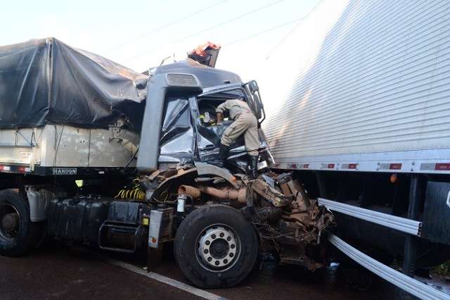  Morre na Santa Casa motorista que foi prensado por carretas na BR-163  