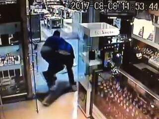 Câmera flagrou ladrão esfaqueando funcionário de shopping. (Foto: Reprodução)