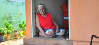 Deficiente física, Eva, de 80 anos, não consegue passar com a cadeira de rodas em frente de casa para ir ao posto de saúde. (Foto: João Garrigó)