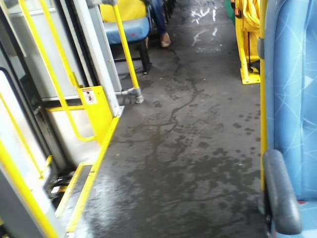 Revoltada com chuva dentro de &ocirc;nibus, mulher protesta com sombrinha aberta