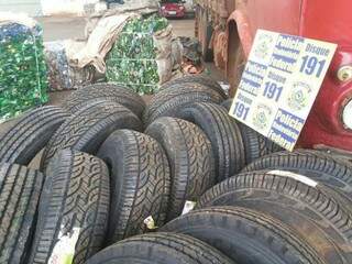 Motorista é flagrado com pneus contrabandeados entre recicláveis