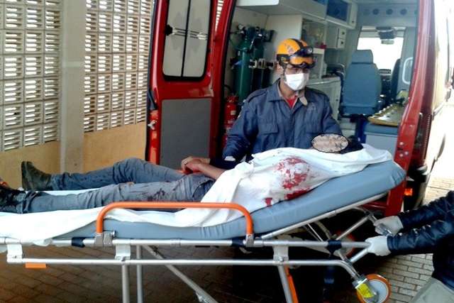 Alunos brigam por causa de namorada e um de 17 fica ferido com golpe de faca