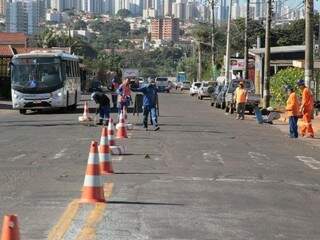 Operários trabalhando na avenida Euler de Azavedo na tarde desta quarta-feira (Foto: PMCG/Divulgação)