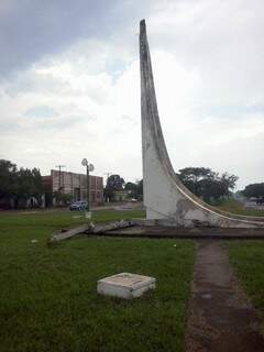 Obelisco ficou partido ao meio. (Foto: Hemerson Buiu)