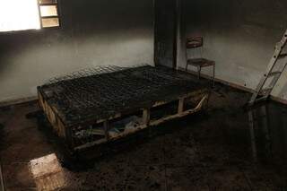 Incêndio começou no quarto da residência e se estendeu para a sala (Foto: Marcos Ermínio)