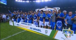 Jogadores do Cruzeiro em comemoração pela vitória da Copa do Brasil (Foto: Reprodução/ TV Globo