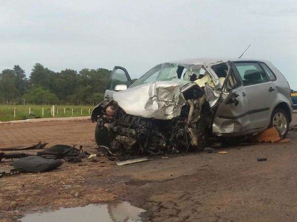 Acidente entre carro e carreta mata motorista e deixa 3 feridos na BR-267