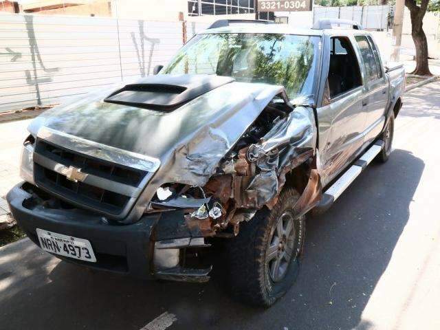  Caminhonete bate na traseira de carro e motorista fica ferido na Afonso Pena 