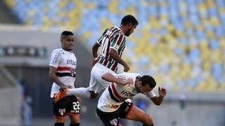Sornoza e Nenê disputam a bola no Maracanã (Foto: André Durão)