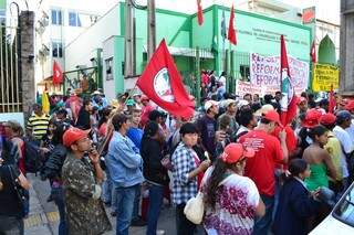Trabalhadores ocuparam o pátio e o térreo da sede proibindo até funcionários saírem do local (Foto: Pedro Peralta)