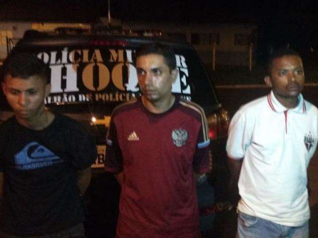 Tr&ecirc;s s&atilde;o presos tentando levar caminhonete roubada para o Paraguai 