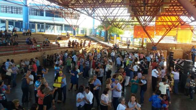 No retorno ap&oacute;s 15 anos, baile da terceira idade leva 500 ao Horto Florestal