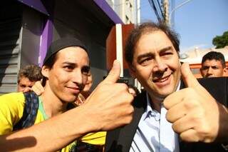 Bernal (à direita) ganha apoio de eleitor em desfile do aniversário de Campo Grande. (Foto: Marcos Ermínio)