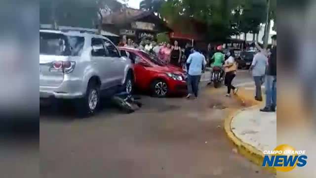 Homem sai vivo de carro crivado de balas em Ponta Por&atilde;