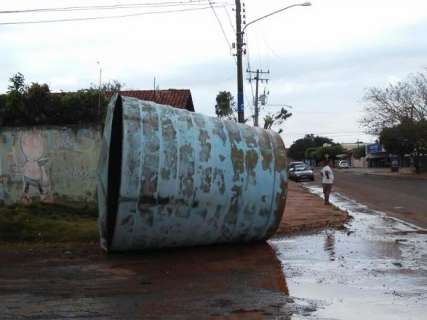 Ventos fortes derrubam caixa d&#039;&aacute;gua em campo de futebol no bairro Oliveira 3