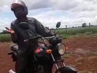 Homem em moto seria um dos líderes de índios que mantêm sítios invadidos em Dourados (Foto: Reprodução)