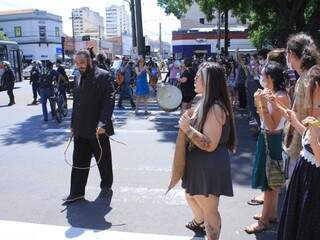 Artistas realizam protesto na Avenida Afonso Pena (Foto: Marina Pacheco)