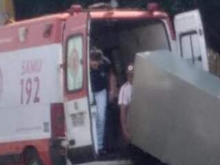 Flagrante de uso da ambulância como frete foi feito pelos moradores de São Gabriel do Oeste (Foto: Divulgação)