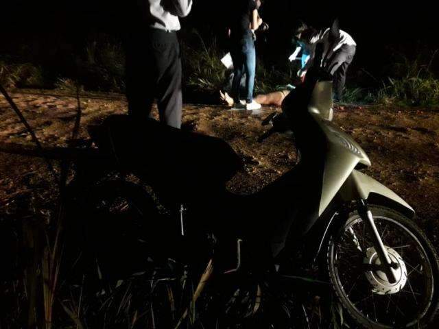 Travesti &eacute; assassinada a pedradas e com 20 facadas em estrada vicinal 
