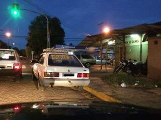 Carro ao lado de faixa amarela na Vila Carlota atrapalha o trânsito da região. (Foto: Repórter News)