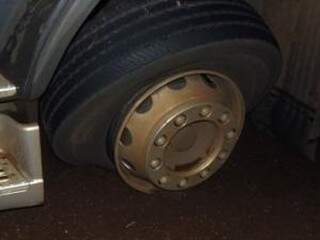 O motorista conta que um dos pneus foi atingido por raio. (Foto: Nova Notícias) 