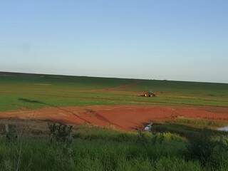 Curvas de nível sendo feito com trator em plantação de fazenda.(Foto: Divulgação/PMA)