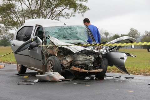 Mulher de 54 anos morre em colisão entre caminhonete e automóvel