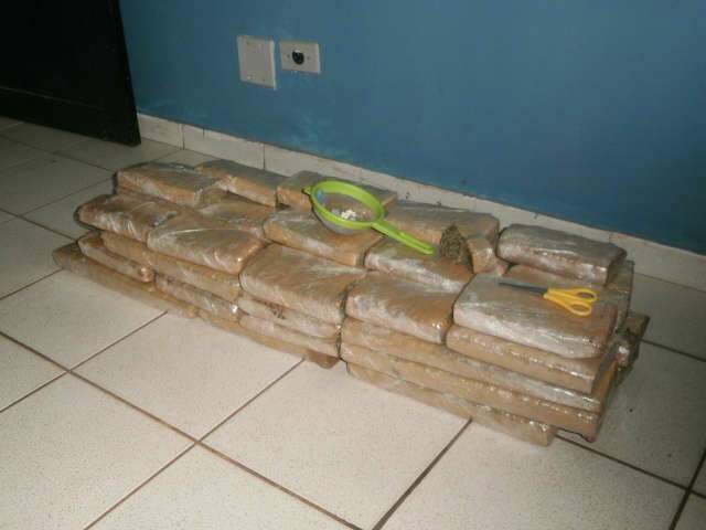  Pol&iacute;cia apreende 47 tabletes de maconha em casa no bairro Bosque de Avilan 