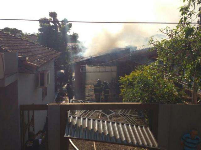 Inc&ecirc;ndio em eletr&ocirc;nica mobiliza Corpo de Bombeiros e deixa dois feridos