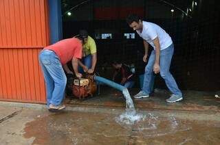 Motobomba foi utilizado para a retirada da água de dentro do ginásio de esportes. (Foto: Prefeitura de Maracaju)