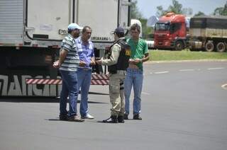 PRF negociou liberação parcial da pista e só veículos de carga são afetados pelo protesto (Foto: Marcelo Calazans)