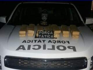 Tabletes de drogas encontrados pela polícia durante varredura em terreno usado por traficantes (Foto: Divulgação/PM)