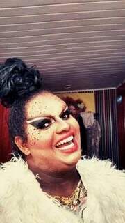 Gorda e negra, drag queen sai do Aero Rancho de bus&atilde;o para os palcos da cidade