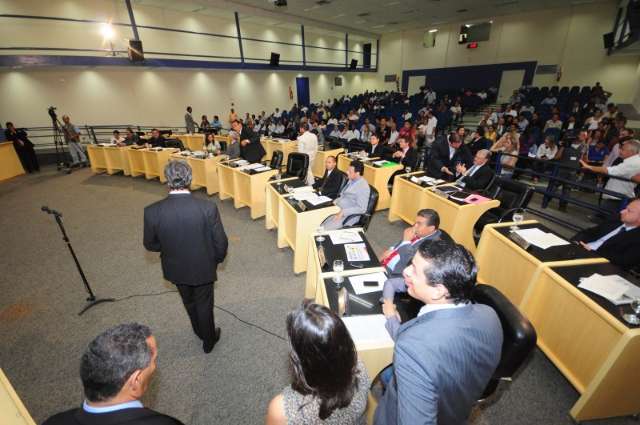 Vereadores ficam revoltados com uso que Bernal faz do Facebook