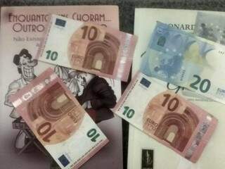 Ele encontrou 55 euros (R$ 233,75) dentro de um dos livros doados e agora quer devolver.