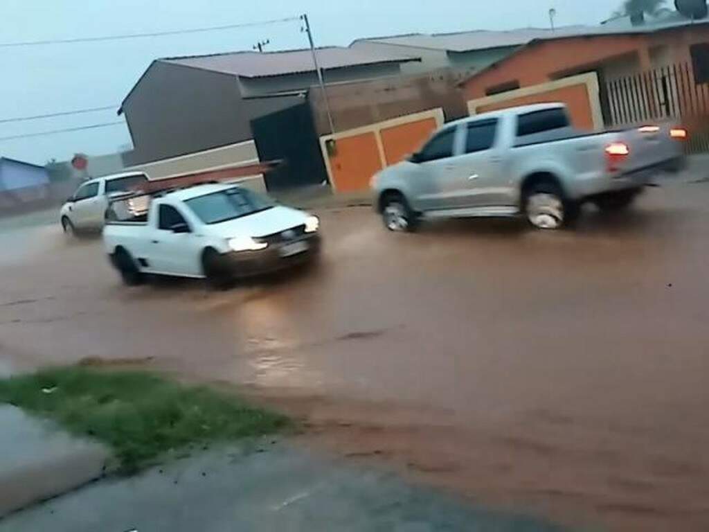 No Portal Caiobá, moradora mostra que Rua Cachoeira do Campo virou rio