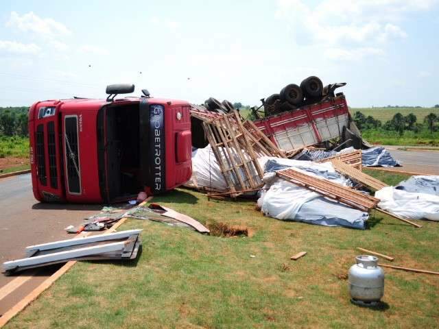 Motorista fica gravemente ferido ap&oacute;s caminh&atilde;o tombar no anel vi&aacute;rio