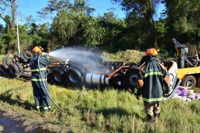 Motorista que morreu em tombamento de carreta na MS-338 &eacute; identificado