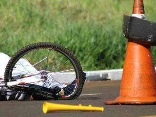 Ciclista morreu após ser atropelado na Avenida Nasri Siufi (Foto: Marcos Ermínio)