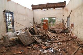 Parte do lugar que era ocupado pela loja de móveis também foi destruído. 