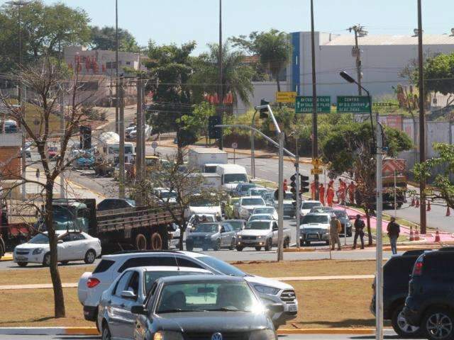 Sem&aacute;foros de rotat&oacute;ria s&atilde;o ligados e funcionam como teste, diz prefeito