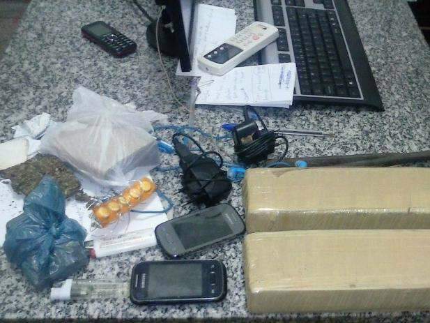 Jovem de 19 anos &eacute; preso tentando entregar droga e celulares em cadeia
