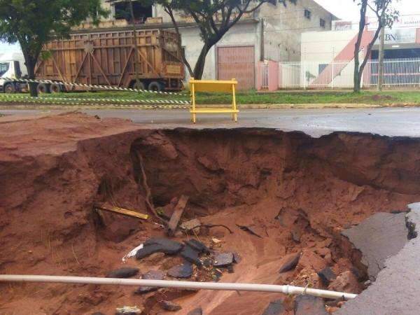 Chuva abre cratera e deixa cruzamento interditado em Navira&iacute;