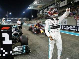 Lewis Hamilton comemora resultado obtido no treino classificatório (Foto: F1/Divulgação)
