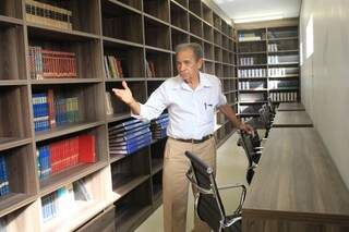 O presidente da Acadeis de Letras na Biblioteca (Foto: Marina Pacheco)