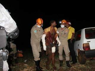 Bombeiros socorrem homem ferido após ataque de animal silvestre (Foto: Adilson Domingos/O Vigilante)